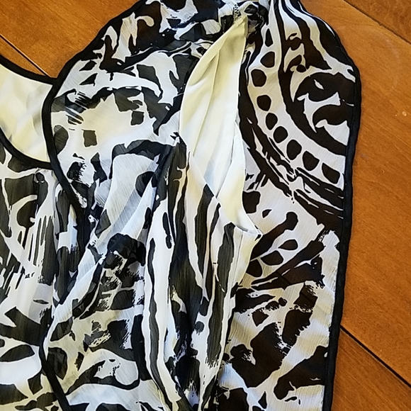 IZ Byer black and white blouse with belt - Picture 5 of 6